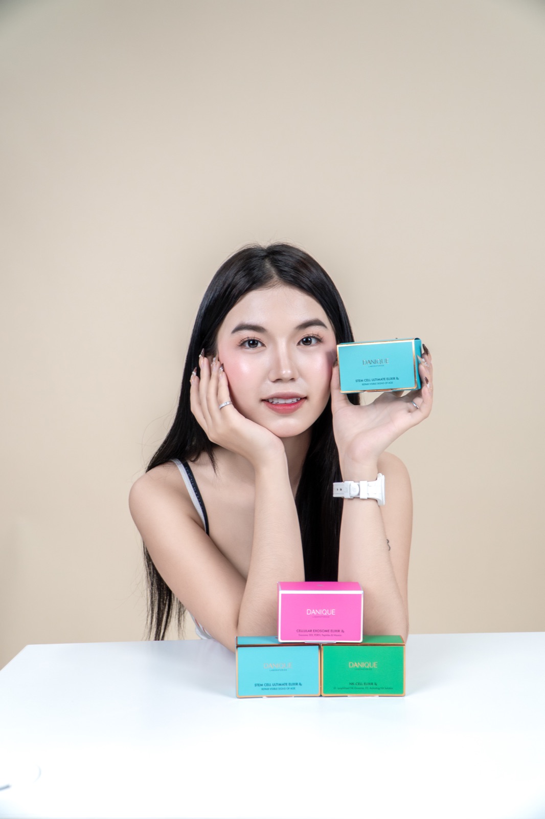 Model with DANIQUE product boxes